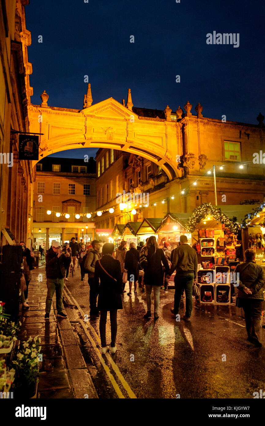 Vasca da bagno Mercatino di Natale 2017. I visitatori potranno gustarsi il divertimento mentre alla ricerca di regali di Natale nel centro della città storica di Bath. Il mercato è aperto oggi il 23 di novembre e verrà eseguito al 10 dicembre 2017. I visitatori e i titolari di stallo provengono da tutta Europa per questo spettacolo annuale. © Signor Standfast /Alamy Live news Foto Stock