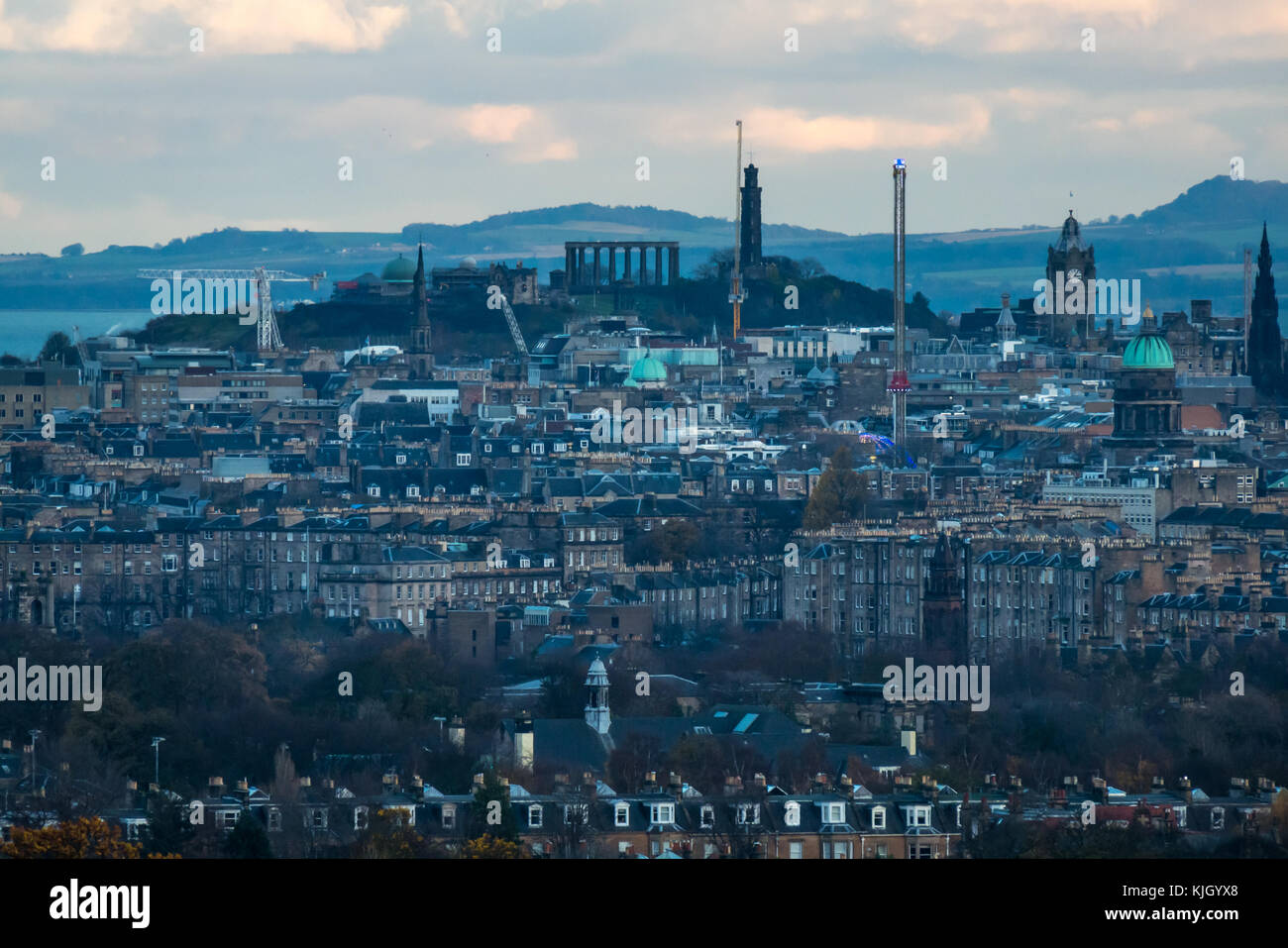 Edimburgo, Scozia, Regno Unito, 23 novembre 2017. Ammira lo skyline di Edimburgo in bassa luce del sole d'autunno al tramonto guardando a est verso lo skyline del centro città da riposo e goditi il punto panoramico con il monumento nazionale e la colonna di Nelson sulla collina di Calton visibili Foto Stock