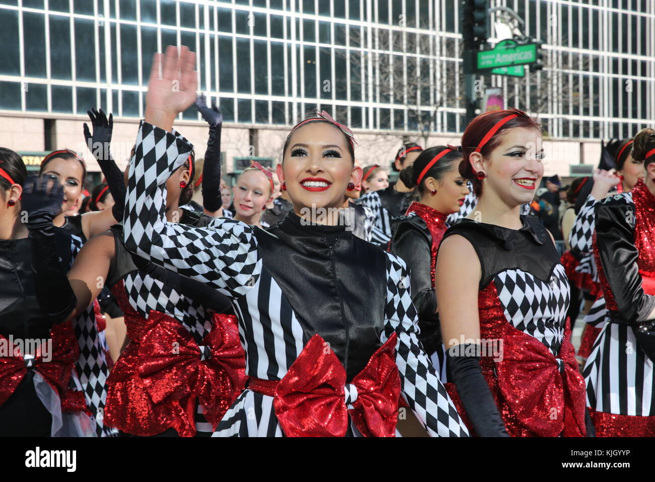 New York, Stati Uniti d'America. 23 Nov, 2017. 2017 Macy's Parade - Macy's Thanksgiving Day Parade Credito: Itzik Roytman/Alamy Live News Foto Stock