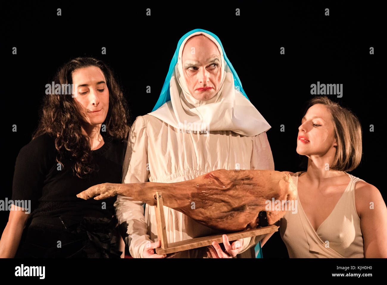 Londra, Regno Unito. 23 nov, 2017. Gianluca vincentini presenta wild card a Sadler's Wells. Questo pezzo è o maria, coreografia: Carlos pons guerra. immagine mostra: azzurra ardovini, Phil sangerm, marivi da Silva. Credito: Danilo moroni/alamy live news Foto Stock