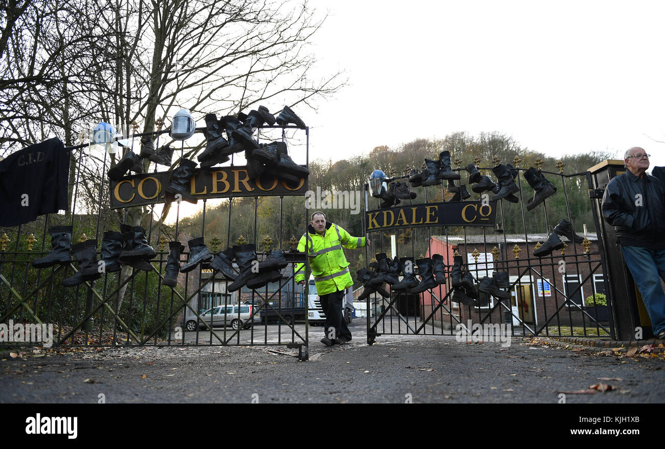 Chiudere i cancelli della storia! Oltre 300 anni di produzione di ferro si è conclusa oggi quando i proprietari americana chiusa la famosa fonderia di Coalbrookdale conosciuto localmente come Dale opere. Shropshire. Questo è il sito dove Abraham Darby prima in fusioni di minerale di ferro nel 1709 e fino ad oggi realizzati getti per AGA Rayburn cucine. Il 'Men di ferro " come sono noti a livello locale sono stati addirittura negato un dignitoso di partenza, attraverso i social media locali di persone disposte ad applaudire i lavoratori alla fine del loro turno finale a 3pm. Credito: David Bagnall/Alamy Live News Foto Stock