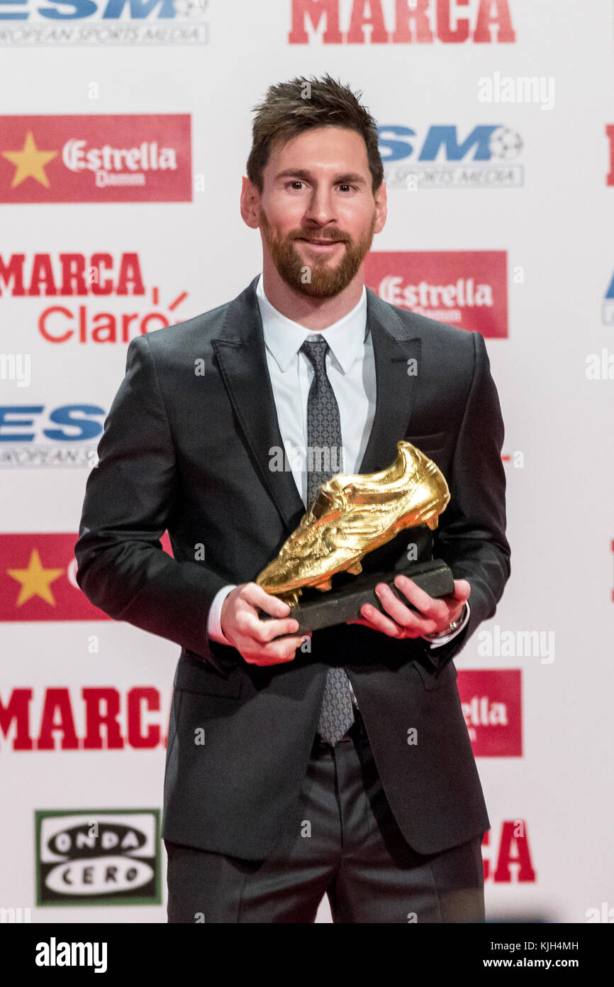 Barcellona, Spagna. 24 Novembre, 2017. Stella Barcellona Lionel Messi riceve la sua quarta European Golden scarpa. Credito: Nicolas Lopez/Alamy Live News Foto Stock