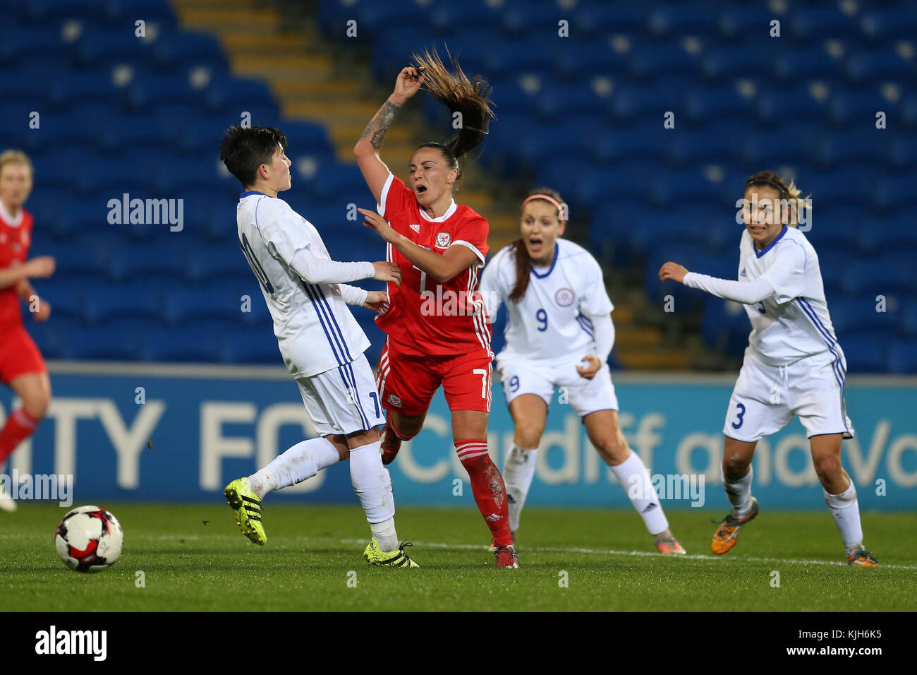 Cardiff, Regno Unito. 24 nov, 2017. Natascia harding del Galles credito: è bloccato da adilya vyldanova (l) del Kazakistan .galles donne v Kazakistan le donne, 2019 world cup qualifier corrispondono a Cardiff City Stadium di Cardiff, Galles del Sud venerdì 24 novembre 2017. pic da andrew orchard/alamy live news Foto Stock