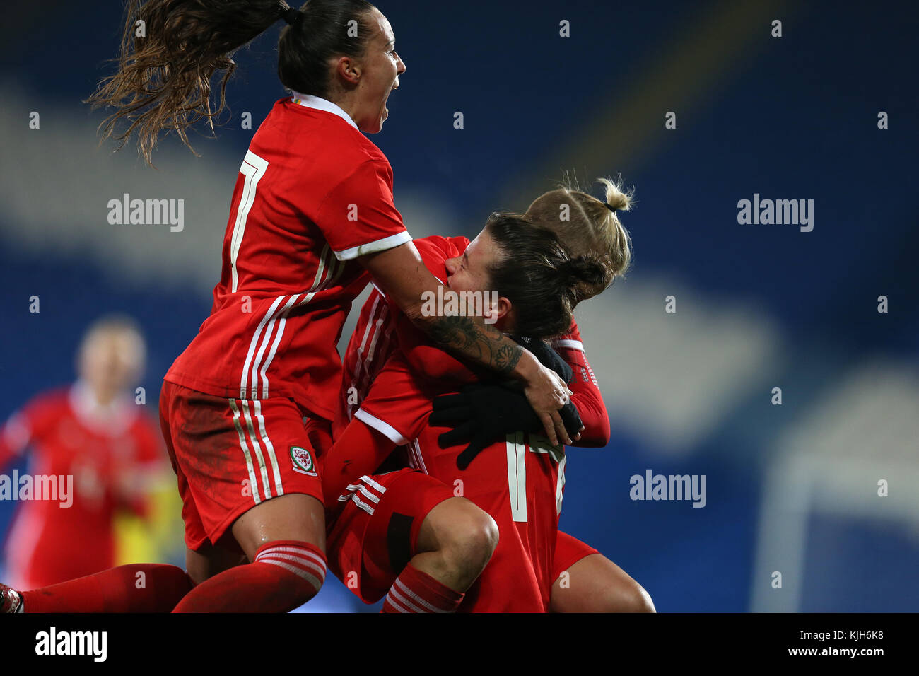 Cardiff, Regno Unito. 24 nov, 2017. wales donne giocatori celebrano il loro gol segnato da hayley ladd ¨ galles donne v Kazakistan le donne, 2019 world cup qualifier corrispondono a Cardiff City Stadium di Cardiff, Galles del Sud venerdì 24 novembre 2017. pic tramite carta di credito: Andrew orchard/alamy live news Foto Stock