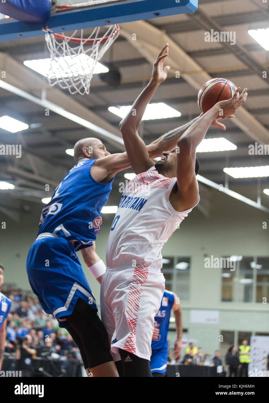 Leicester, Regno Unito. 24 novembre, 2017. fiba world cup qualifier fixture. team gb vs grecia. arena di Leicester, Leicester. team gb capitano kieron achara con la palla. credito carol moiré/alamy live news. Foto Stock