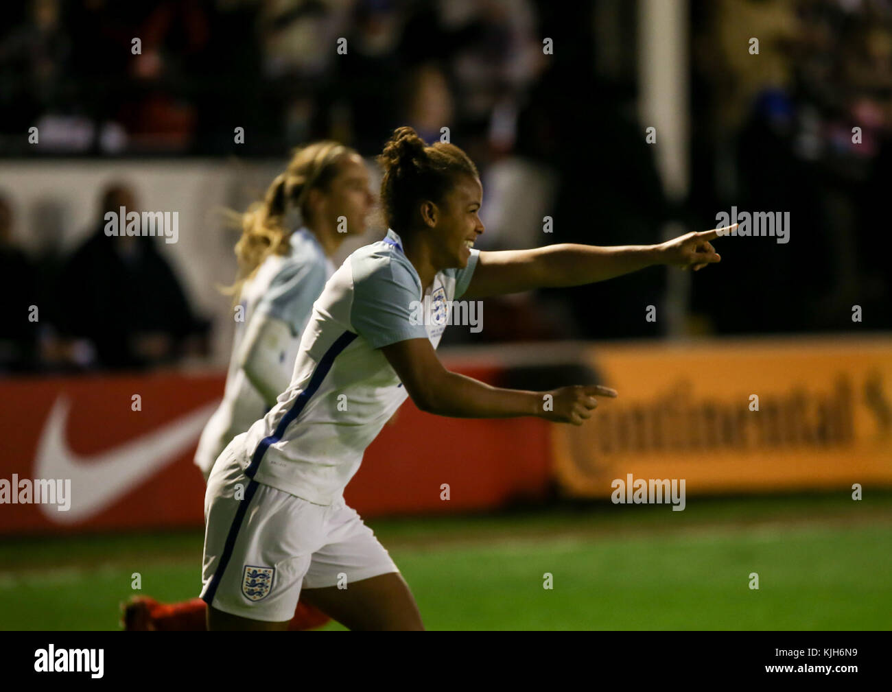 Inghilterra donne squadra, il Leonesse, riproduzione di Bosnia e Erzegovina, la FIFA, coppa del Mondo Donne turno di qualificazione, novembre 2017. Nikita Parris sulla sfera Foto Stock