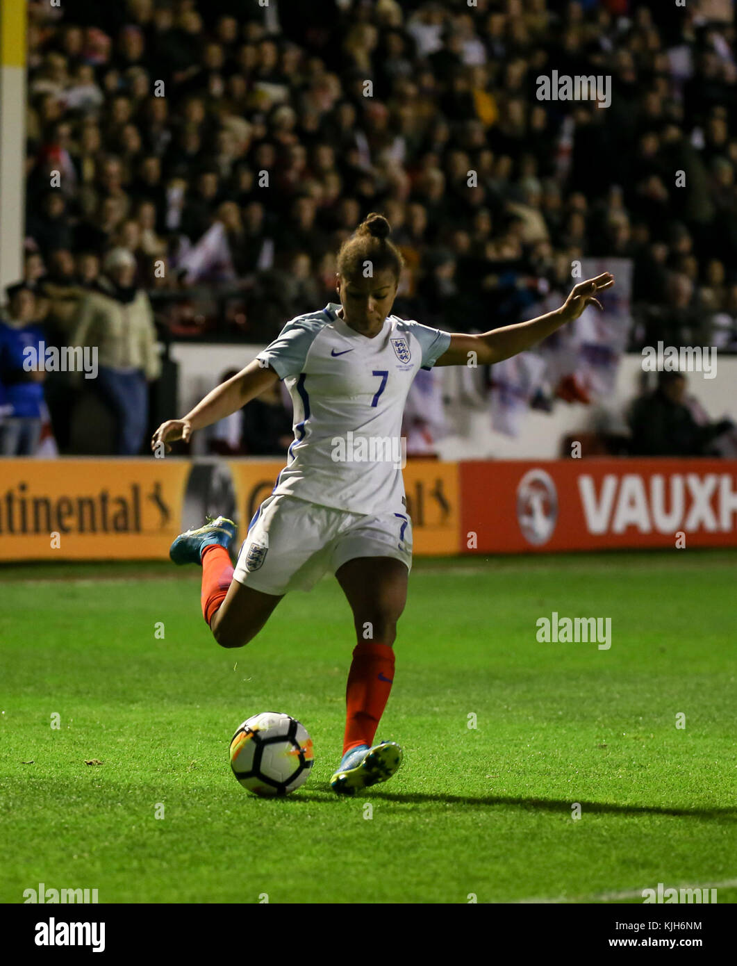 Inghilterra donne squadra, il Leonesse, riproduzione di Bosnia e Erzegovina, la FIFA, coppa del Mondo Donne turno di qualificazione, novembre 2017. Nikita Parris sulla sfera Foto Stock