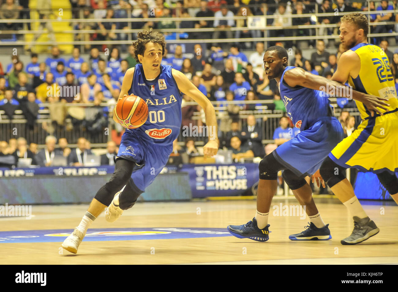 Amedeo della valle (Italia) durante la fiba word cup qualificatori cina 2019 basket match tra italia vs romania al palaruffini il 24 novembre, 2017 a Torino, Italia. Credito: Fabio petrosino/alamy live news Foto Stock