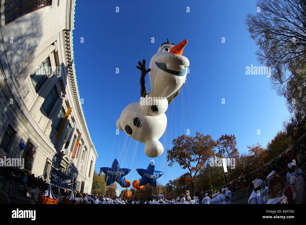 New York, Stati Uniti. 23 novembre 2017. La prima apparizione del pallone Frozen OLAF nella 91esima sfilata del giorno del Ringraziamento Macys a New York, 23 novembre 2017. Credit: Gordon Donovan/Alamy Live News Foto Stock