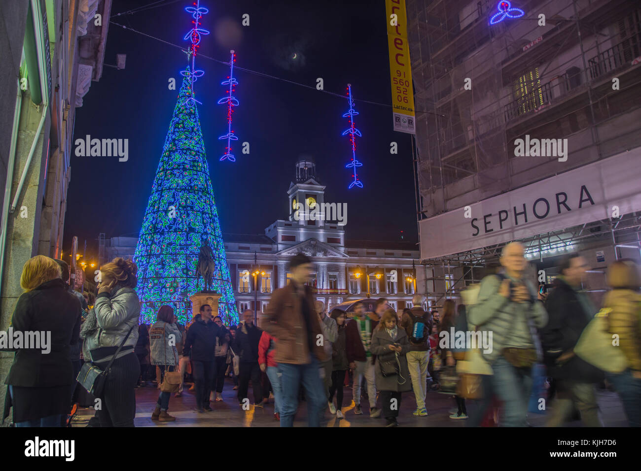 Madrid, Spagna. 24 Novembre, 2017. Le persone si radunano per guardare un massiccio tradizionale albero di Natale Illuminazione a Piazza Sol e Garn via avenue Credito: Alberto Ramírez Sibaja/Alamy Live News Foto Stock