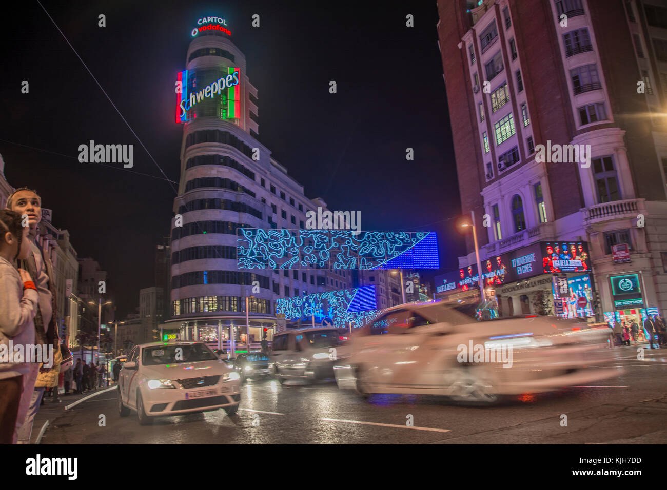 Madrid, Spagna. 24 Novembre, 2017. Le persone si radunano per guardare un massiccio tradizionale albero di Natale Illuminazione a Piazza Sol e Garn via avenue Credito: Alberto Ramírez Sibaja/Alamy Live News Foto Stock