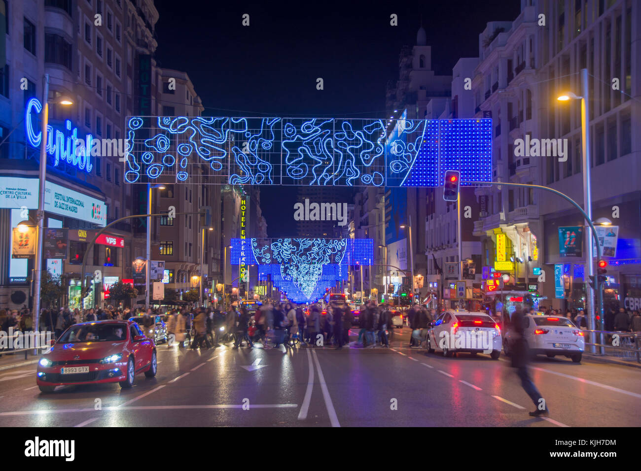 Madrid, Spagna. 24 Novembre, 2017. Le persone si radunano per guardare un massiccio tradizionale albero di Natale Illuminazione a Piazza Sol e Garn via avenue Credito: Alberto Ramírez Sibaja/Alamy Live News Foto Stock