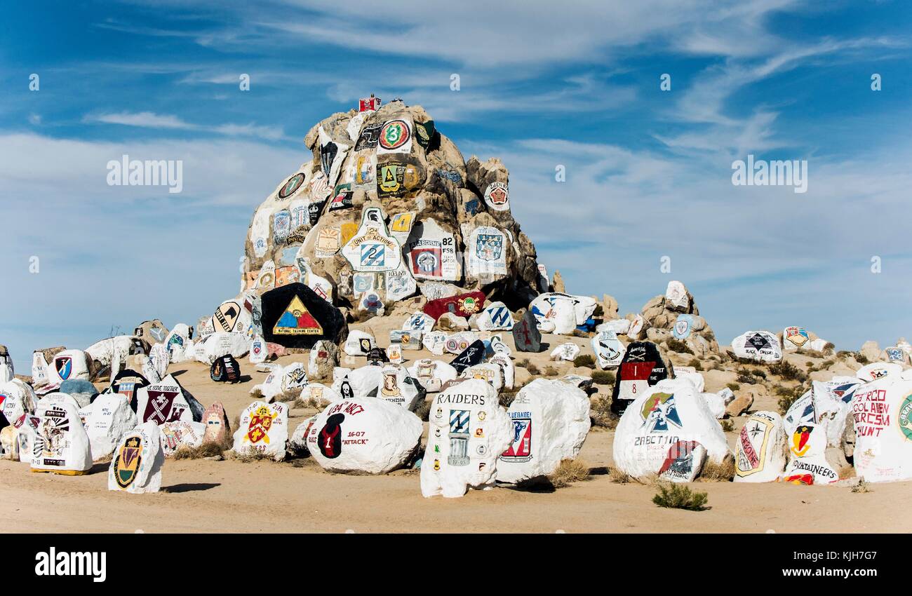 Fort irwin, california, Stati Uniti d'America. 24 nov, 2017. è diventato una tradizione per american unità militari che hanno addestrato nell'arte della guerra a fort irwin a dipingere la loro unità insignias sui massi prima di uscire questo deserto mojave national training center. Credito: Brian cahn/zuma filo/alamy live news Foto Stock