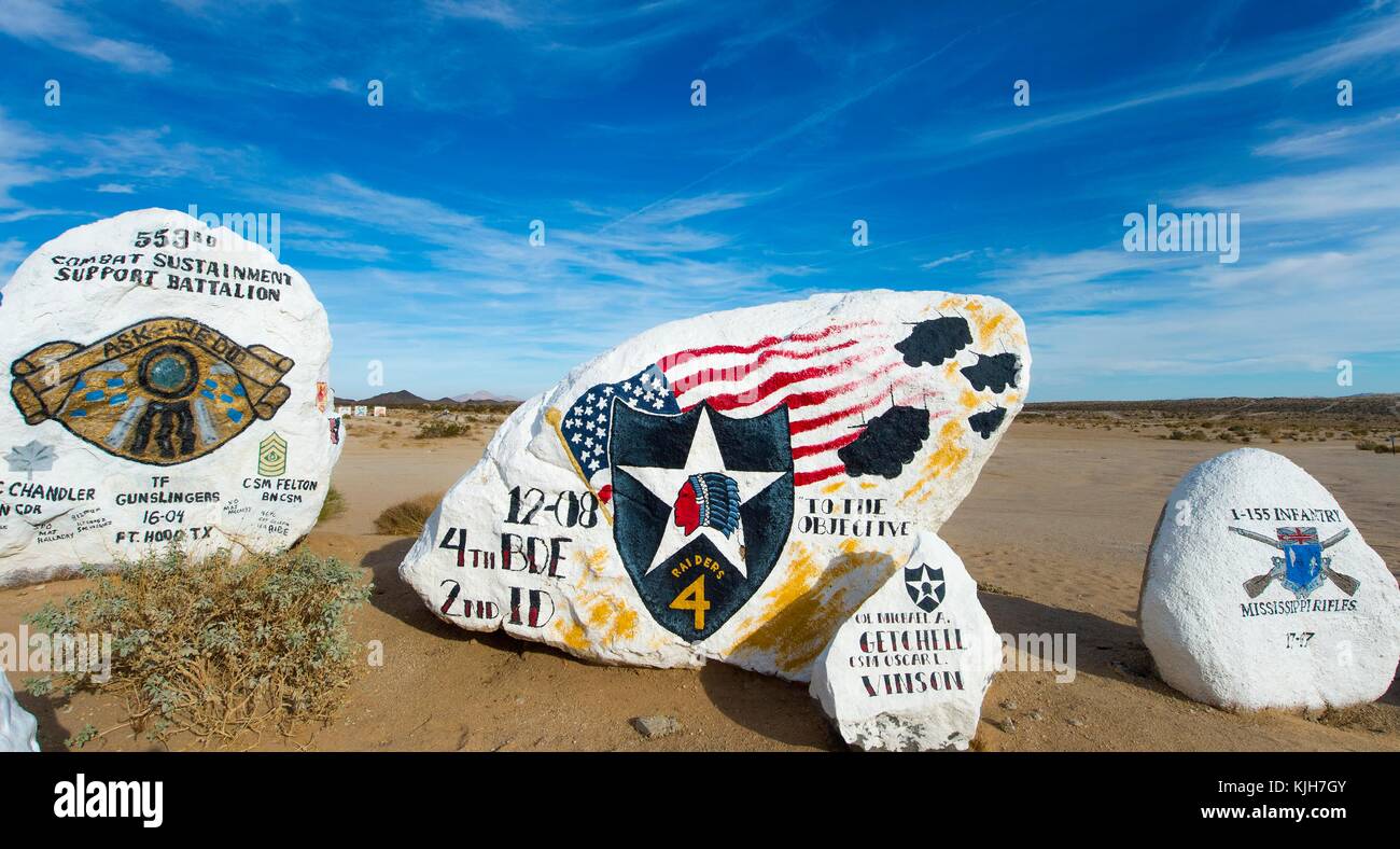 Fort Irwin, California, Stati Uniti. 24 novembre 2017. È diventata una tradizione per le unità militari americane che si sono addestrate all'arte della guerra a Fort Irwin per dipingere le loro insegne su massi prima di lasciare questo Mojave Desert National Training Center. Crediti: Brian Cahn/ZUMA Wire/Alamy Live News Foto Stock