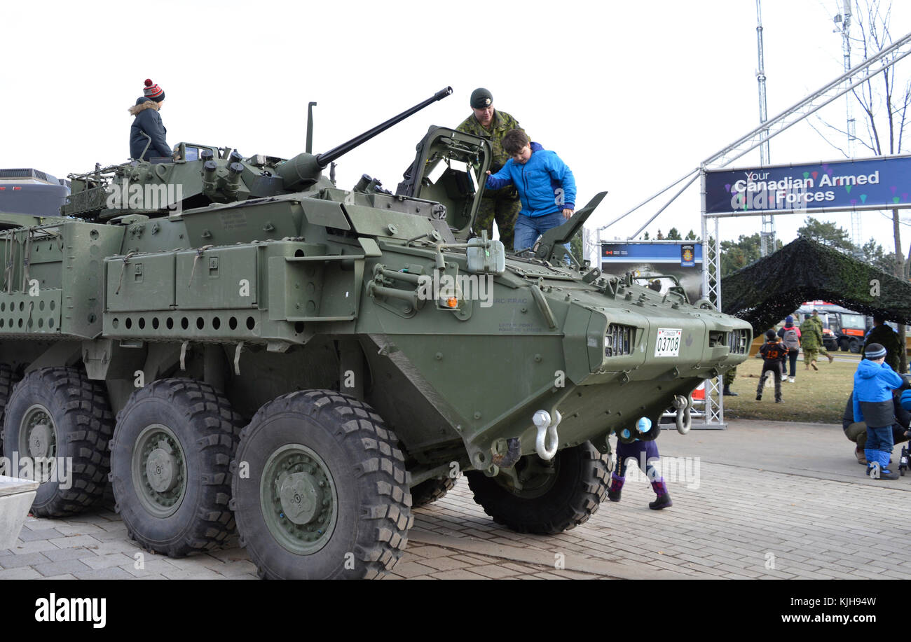 Ottawa, Ontario, Canada. 24 novembre 2017. Canadian Armed Forces, veicolo LAV 6 in mostra al Landsdowne Park durante il fine settimana della CFL Grey Cup. Migliaia di visitatori visitano attrazioni e festeggiamenti prima del 105° campionato annuale di Coppa grigia a Ottawa, Ontario, Canada. Crediti: Colin Clarke/Alamy Live News Foto Stock