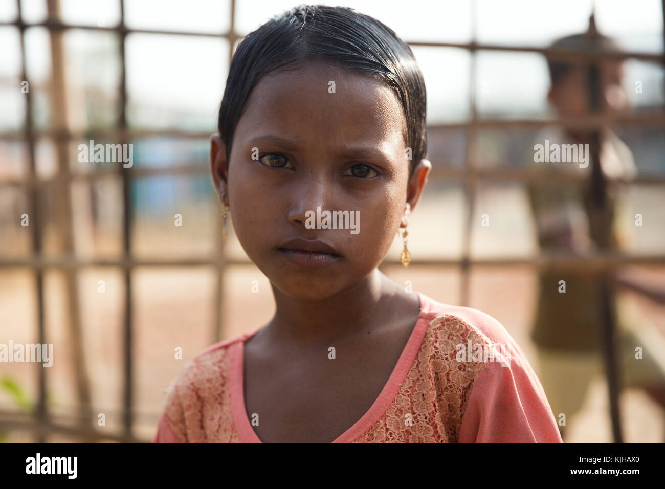 Novembre 23, 2017 - Cox's Bazar, bangladesh - una giovane ragazza rohingya guarda profondamente e al di là dei suoi anni dal cibo hrf cucina.kutupalong Refugee Camp è un campo profughi situato in ukhia In Cox bazar regione del Bangladesh, si forniscono essenzialmente in frantumi per i rohingya musulmani fuggiti dalla persecuzione religiosa in Myanmar. l'Acnur stima che vi sono almeno 30.000 rifugiati nel campo come tardo 2017. Credito: marcus paracolpi/sopa/zuma filo/alamy live news Foto Stock