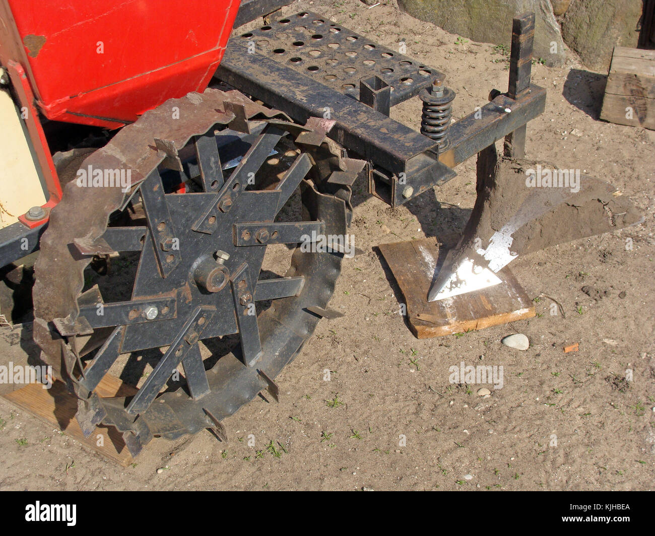 Piantatrice di patate ruota e un solco della lama dell'aratro Foto stock -  Alamy