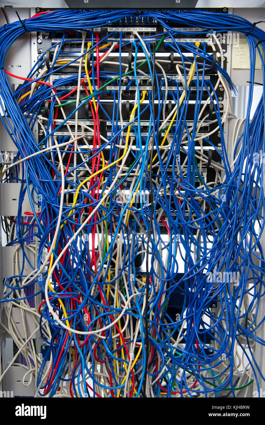 Un server di rete di computer mobile con un pasticcio di aggrovigliarsi blu cavi colorati. Foto Stock