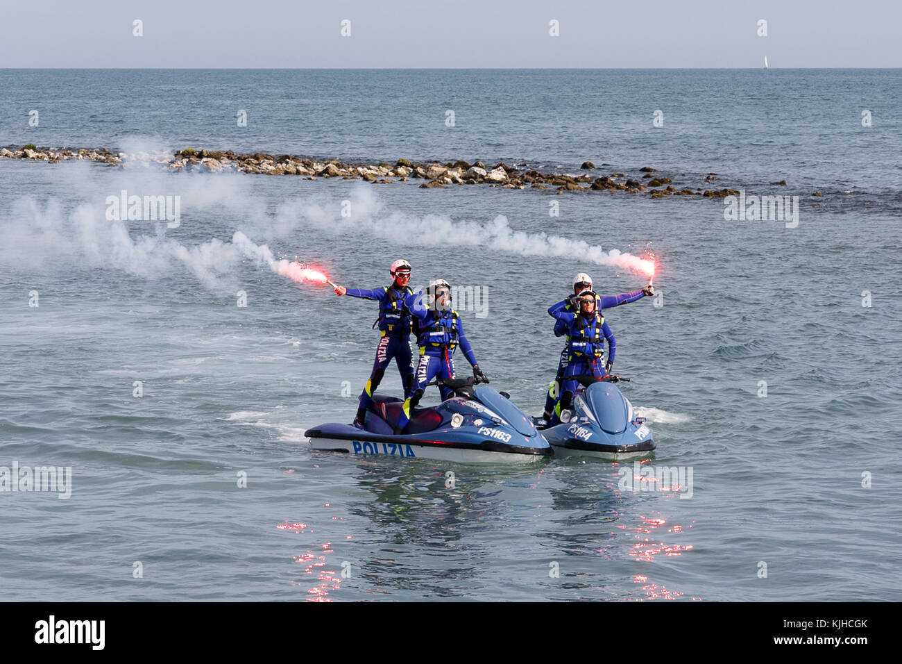 Roma, Italia - 9 maggio 2009: Agenti di polizia marittima, dipartimento speciale di polizia d'Italia, treno in mare con corpi idrici, in un esercizio pubblico durante il Foto Stock