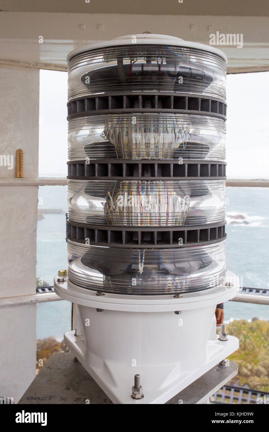 Il nuovo LED Lanterna che ha sostituito la tradizionale prismi di vetro a Buchan Ness faro, Boddam, Aberdeenshire, Scotland, Regno Unito Foto Stock