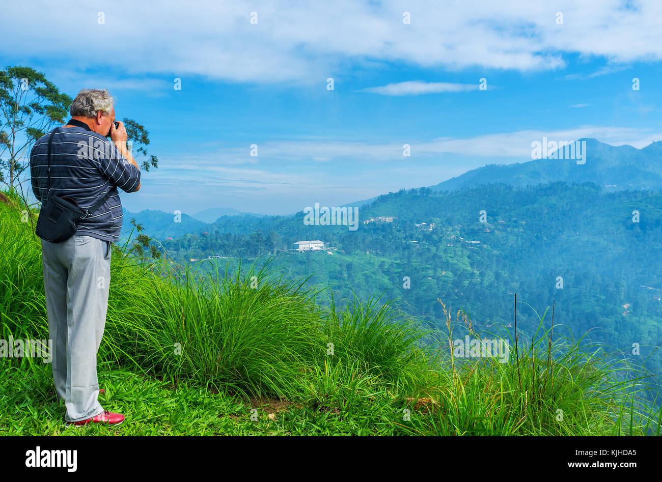 Il turista rende la foto della Scenic paesaggi di montagna e ella gap dal piccolo Adam's Peak, sri lanka. Foto Stock