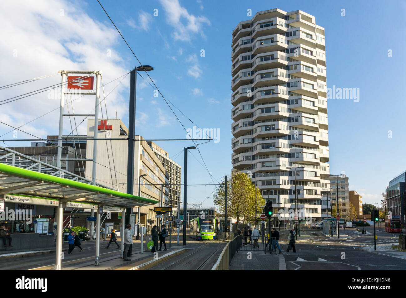 No 1 Croydon o il Threepenny bit Building vicino alla stazione di East Croydon. Edificio brutalista progettato da Richard Seifert negli anni '1960 Foto Stock