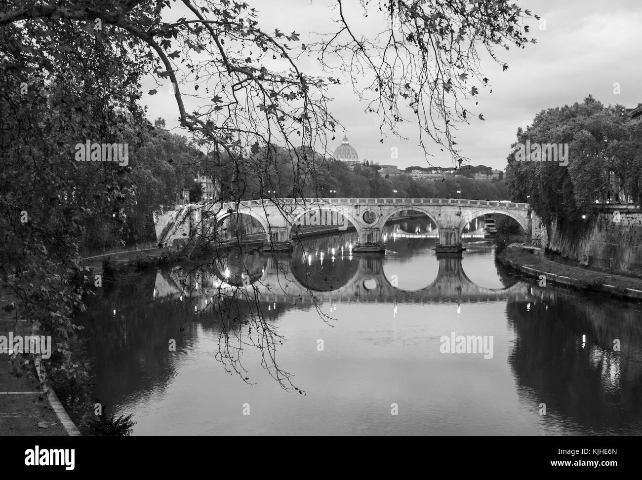 Roma (Italia) - il fiume Tevere e il monumentale lungotevere, con castel Sant'Angelo e di san Pietro in Vaticano, nel crepuscolo Foto Stock