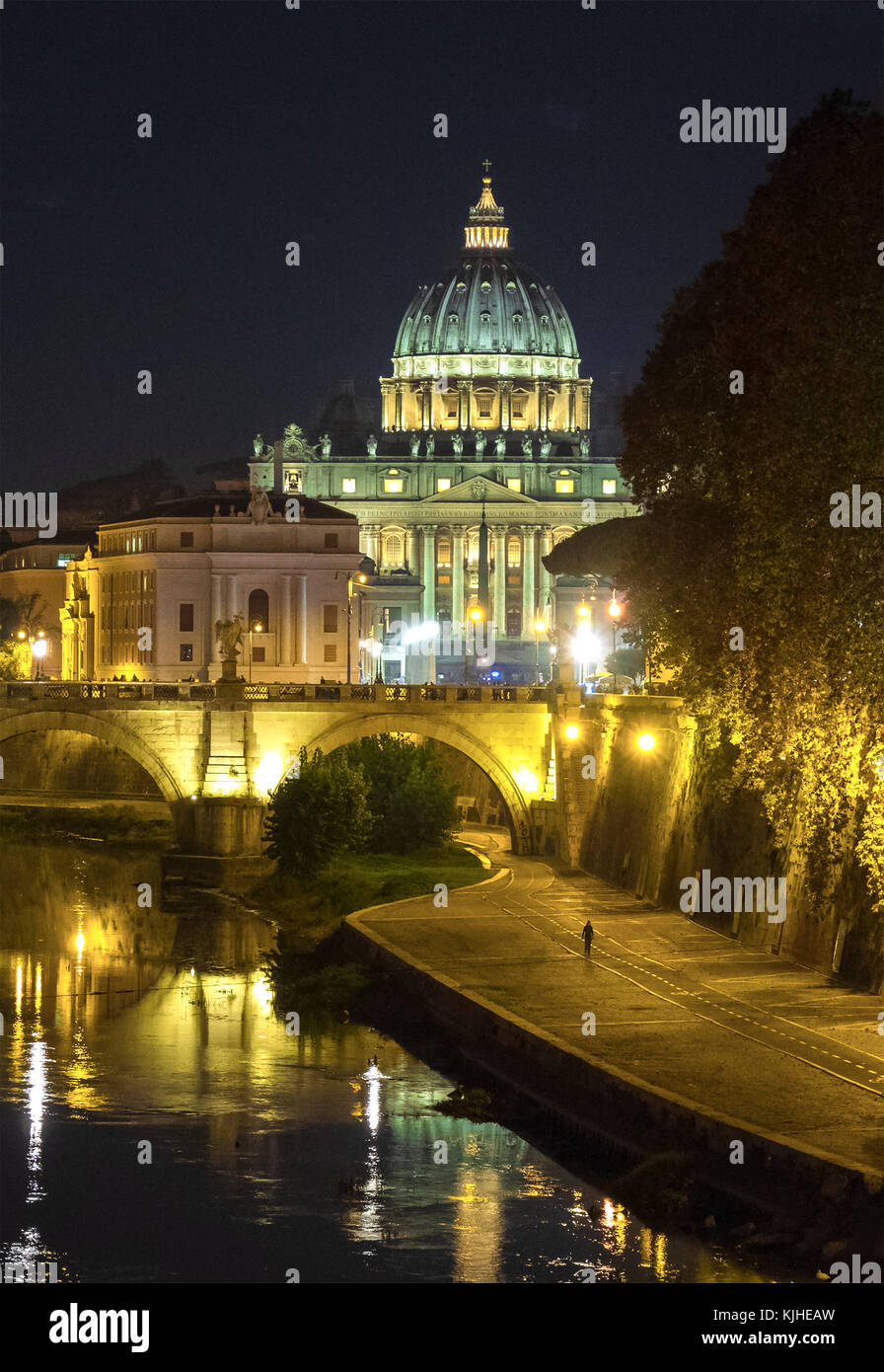 Roma (Italia) - il fiume Tevere e il monumentale lungotevere, con castel Sant'Angelo e di san Pietro in Vaticano, nel crepuscolo Foto Stock