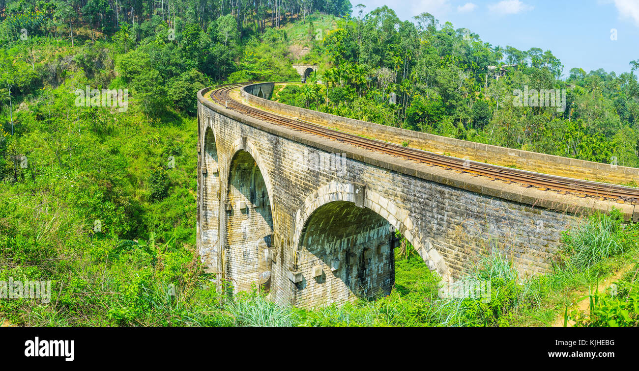 Panorama della curva di nove ponte di arco in demodara e la lussureggiante foresta intorno ad esso, ella, sri lanka. Foto Stock