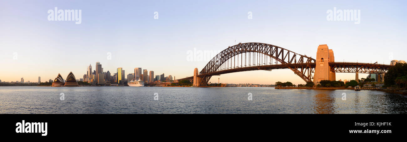 Ampio panorama della città di Sydney con la Opera House e l'Harbour Bridge di sunrise come si era visto da Kirribilli a Sydney, NSW, Australia Foto Stock