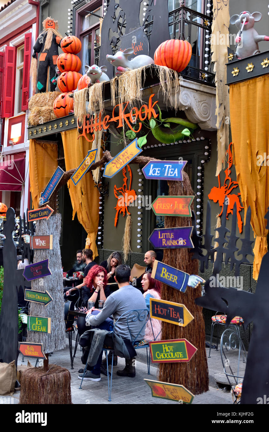Decorazioni di Halloween a 'Little Kook' cafe Monastiriaki vicino al centro di Atene, Grecia. Decorazioni cambia con le stagioni. Foto Stock