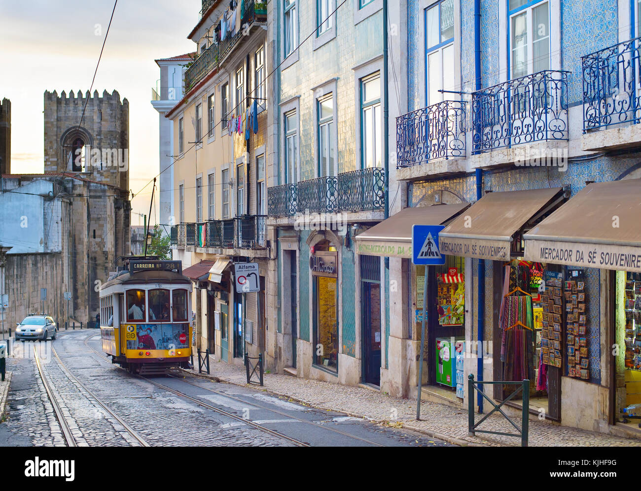 Lisbona, Portogallo - Dic 07, 2016: Tram 28 sulla strada di Alfama. Quartiere Alfama è il centro storico di Lisbona, famosa attrazione turistica. Foto Stock