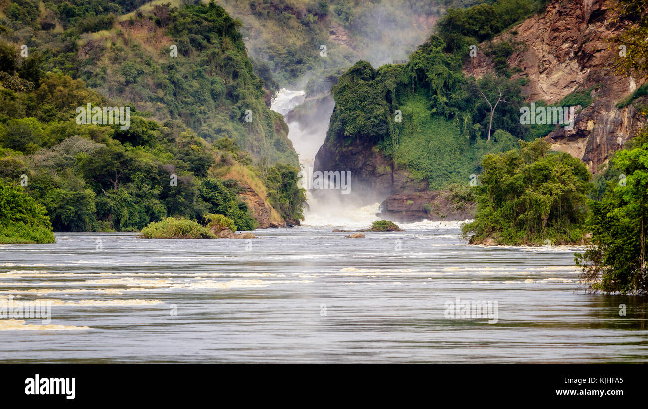 Il fondo del Murchison Falls cascate raggiunta da un safari tour in barca nel parco nazionale. Troppo male di questo posto, il lago Albert, è minacciata da olio Foto Stock