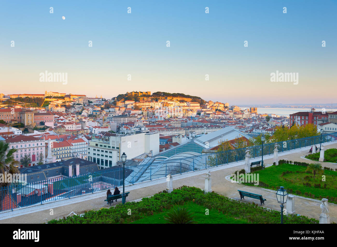 Skyline di Lisbona da sao pedro de alcantara viewpoint. Portogallo Foto Stock