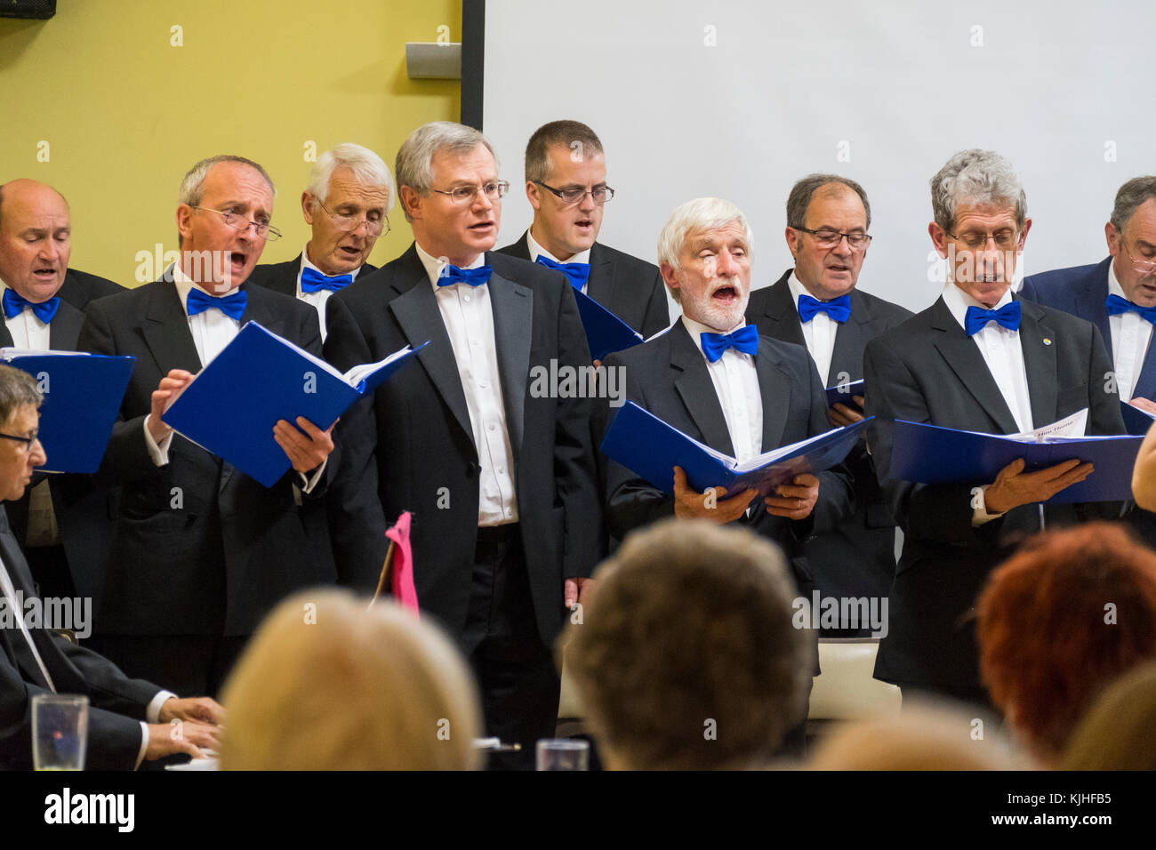 Craven Arms uomini coro cantando a Ashford Carbonel village hall, Shropshire, Inghilterra, Regno Unito Foto Stock