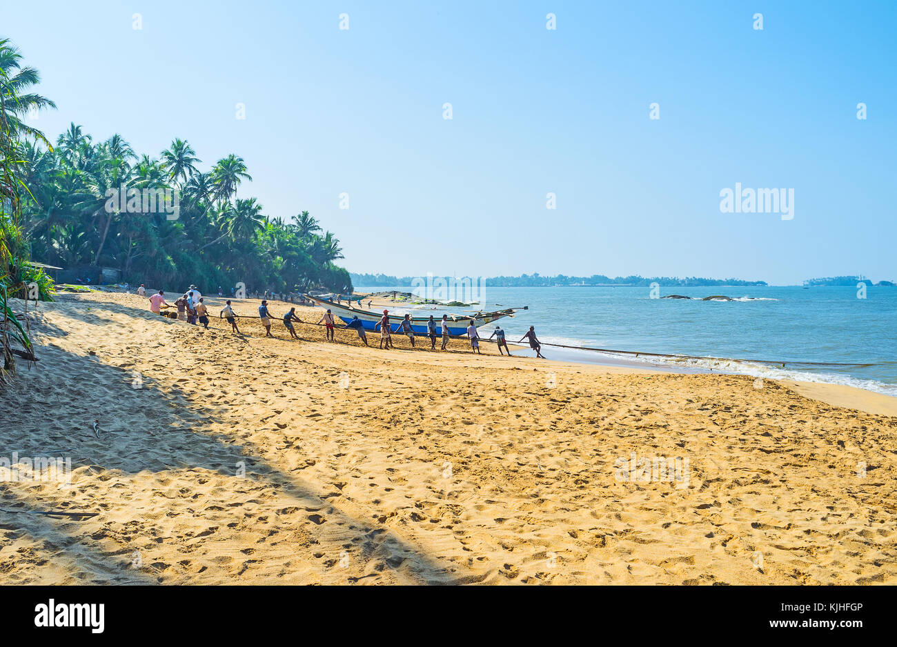 Bentota, Sri lanka - 6 dicembre 2016: le comode spiagge di ceylon sono famose tra i turisti stranieri e i pescatori locali, il 6 dicembre in b Foto Stock