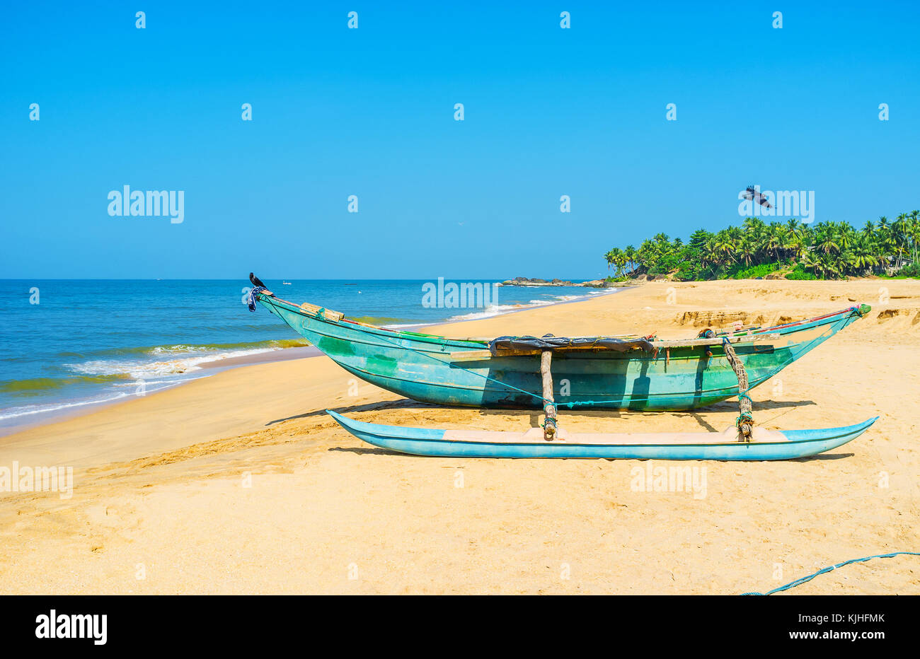 Vecchio oruwa legno barca dei pescatori locali sulla pittoresca spiaggia di sabbia a Bentota, Sri lanka. Foto Stock