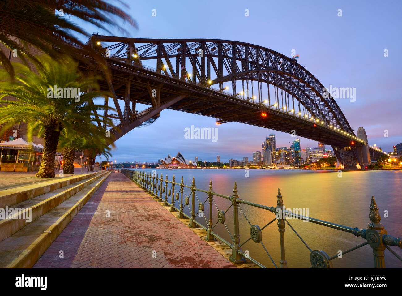 Sydney Opera House e l'Harbour Bridge al mattino presto prima del sorgere del sole come si era visto da Luna Park in Milsons Point, NSW, Australia Foto Stock
