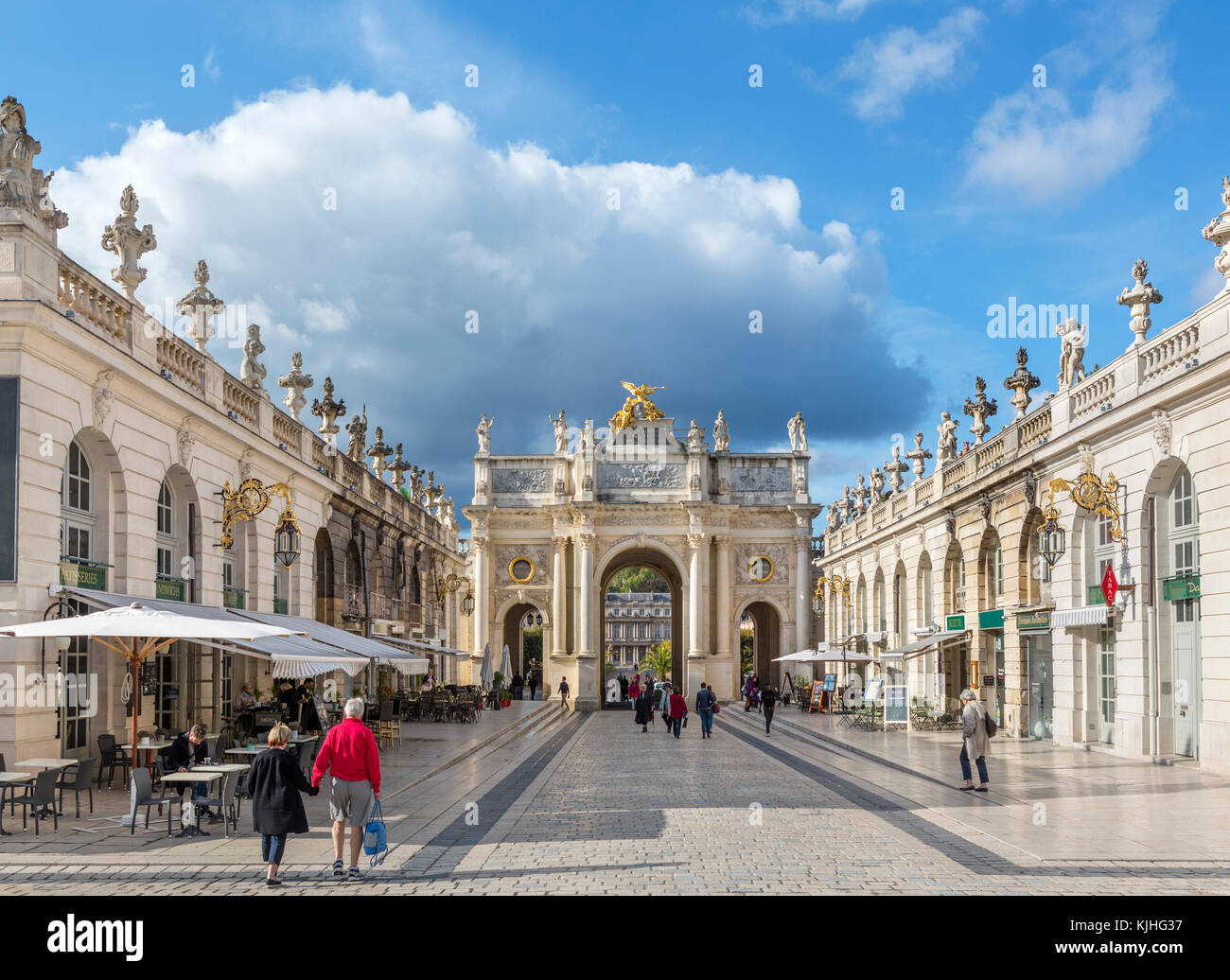 Rue qui guardando verso l'arco qui da Place Stanislas, Nancy Lorraine, Francia Foto Stock