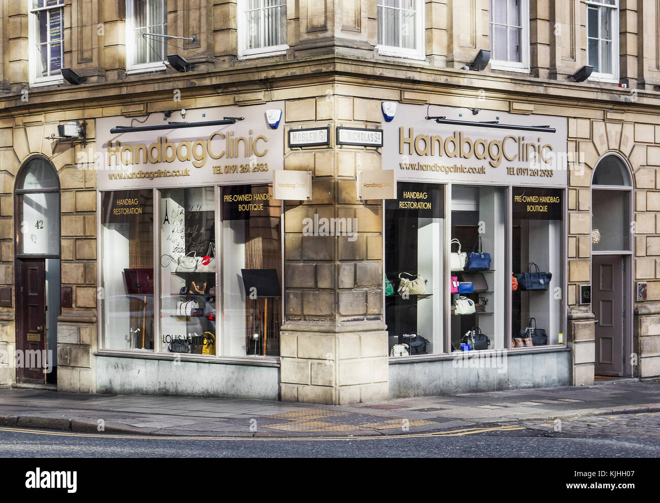 Borsetta clinica su Mosely Street, Newcastle upon Tyne il quale è specializzata nella pulizia e restauro e vendita di alta fine borsette. Foto Stock