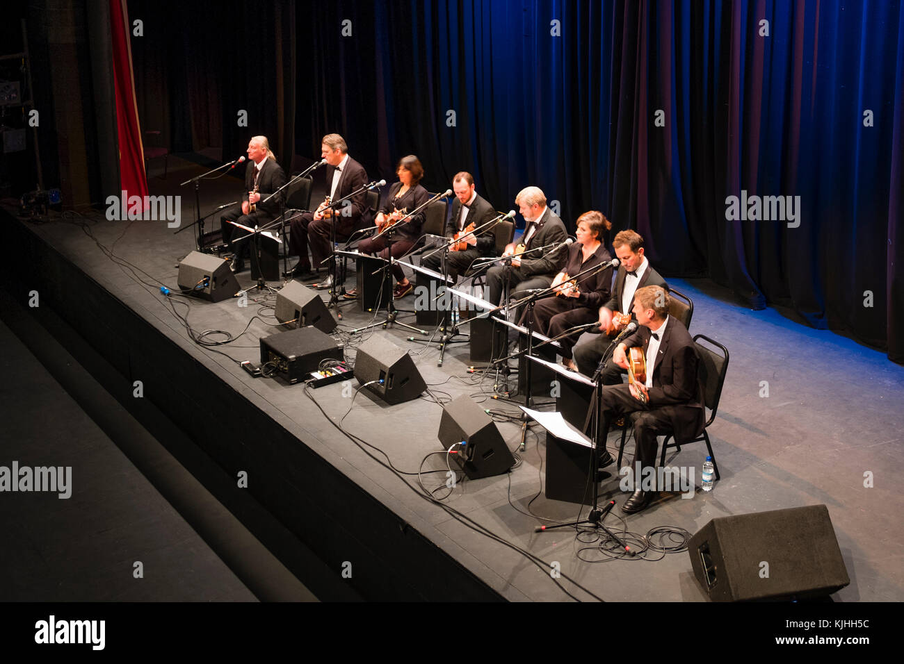 L'ukulele Orchestra della Gran Bretagna a giocare sul palco Foto Stock L'ukulele Orchestra della Gran Bretagna a giocare sul palco Foto Stock