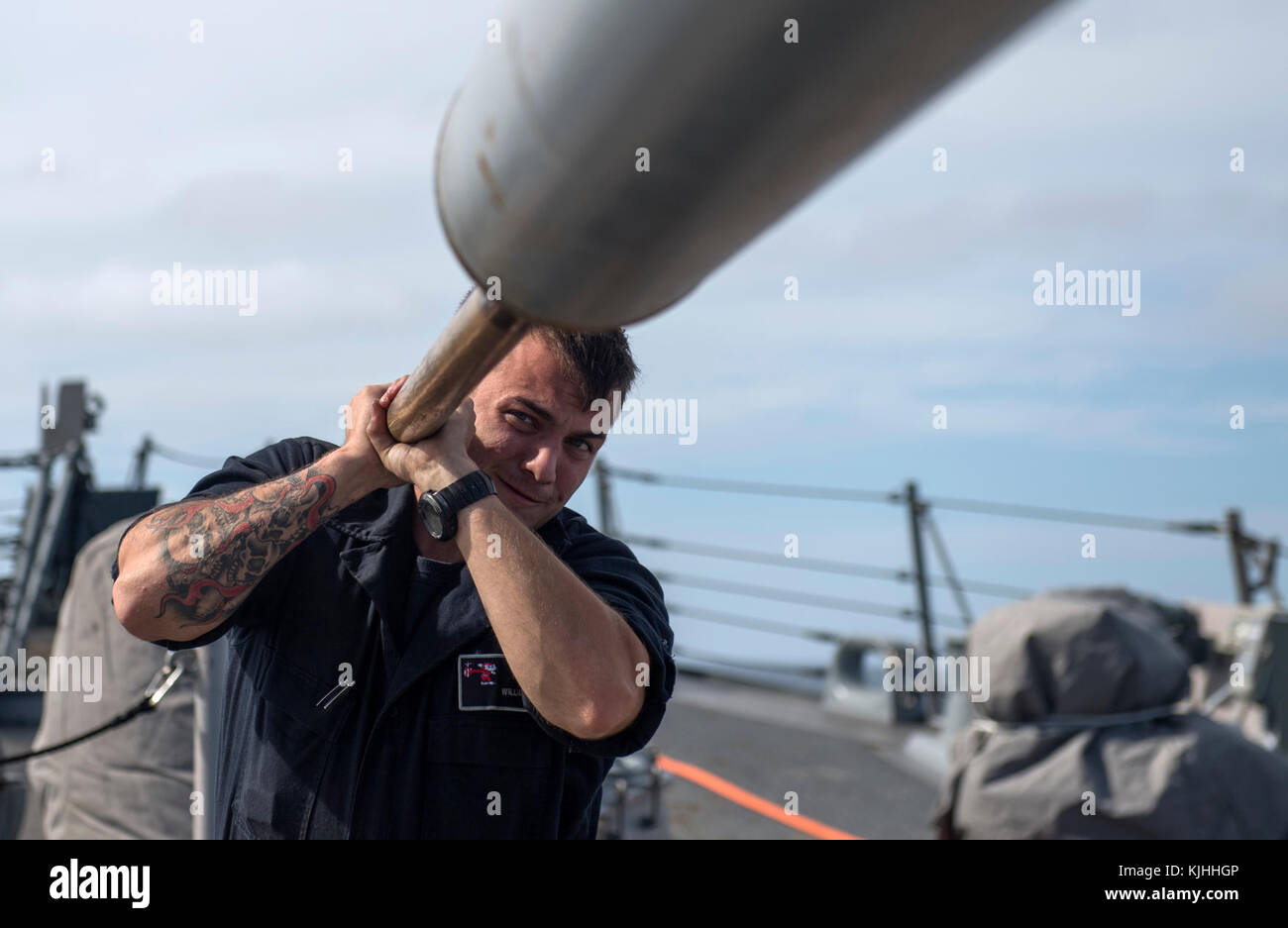 PACIFIC OCEAN (Nov. 5, 2017) il Mate Seaman di Gunner William Davis pulisce il barile del cannone da 5 pollici Mark 45 a bordo del cacciatorpediniere missilistico guidato di Arleigh Burke-Class USS Michael Murphy (DDG 112). Michael Murphy partecipa a un esercizio di formazione sul supporto in preparazione di un'implementazione imminente. (STATI UNITI Navy Photo by Mass Communication Specialist Seaman Jasen Morenogarcia/released) Foto Stock