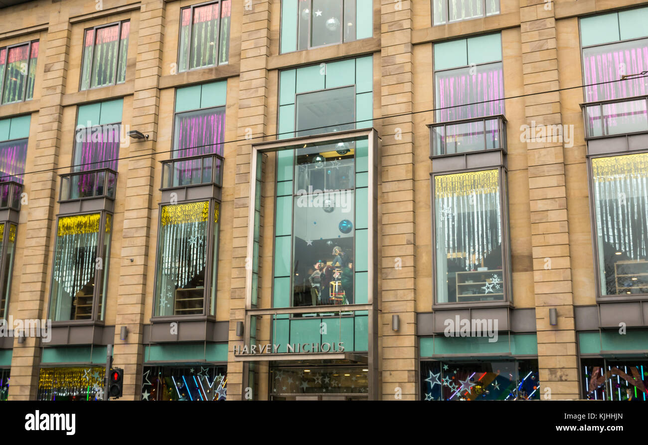 Harvey Nichols department store front, St Andrews Square, Edimburgo, Scozia, con finestra di Natale e viene visualizzato il nome che è al di sopra di porta Foto Stock