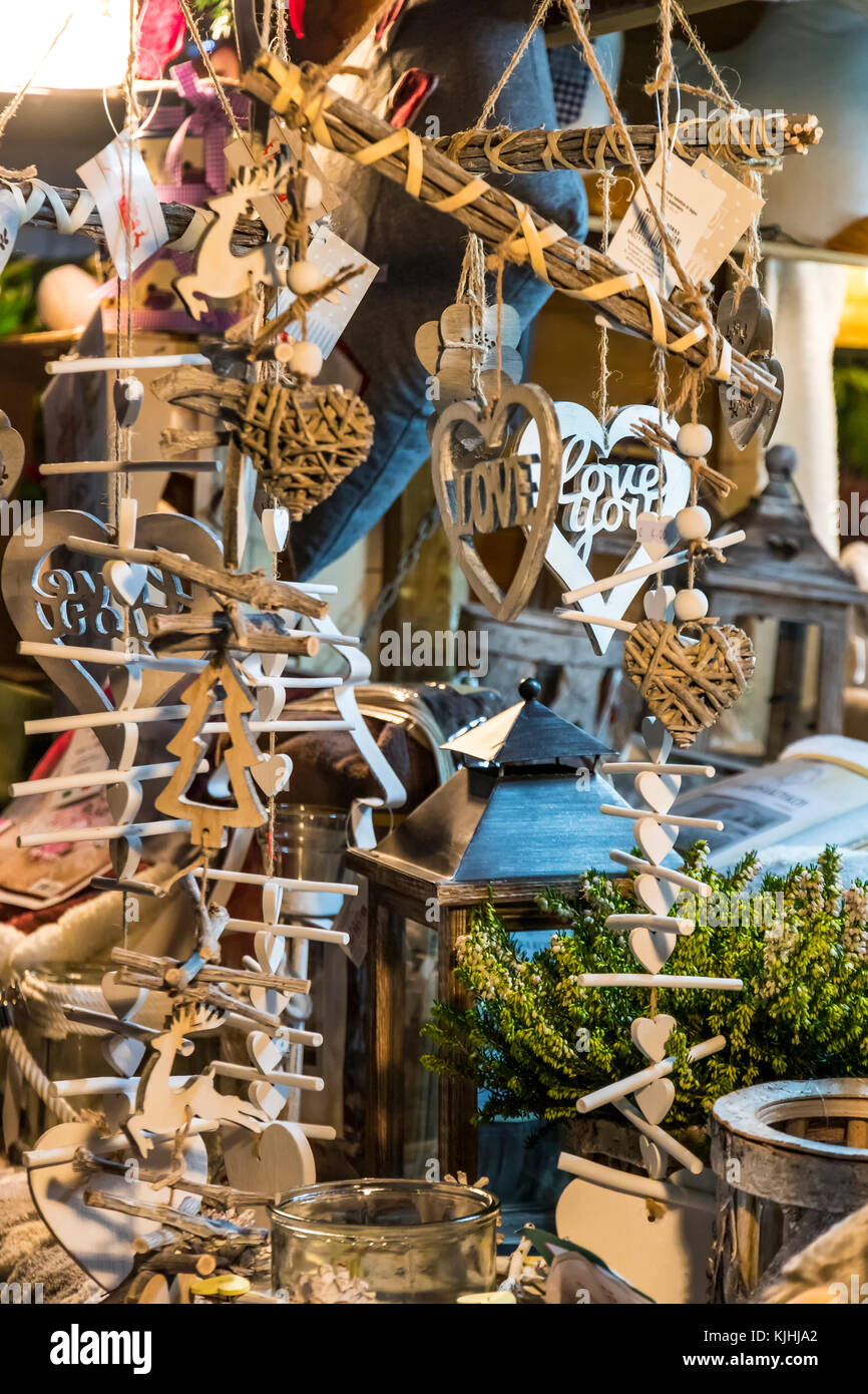 Set di piccoli regali in legno di Natale (cuori, cervi, abeti). Composizione per Natale e Capodanno Foto Stock