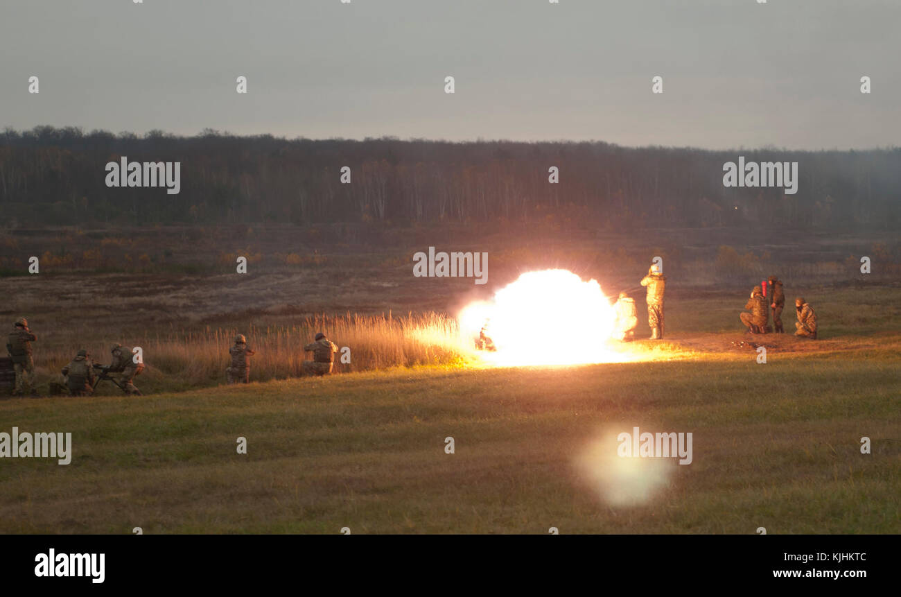 Soldati ucraini con il primo battaglione, 92ma separato brigata meccanizzata condurre un live fire esercizio utilizzando il SPG-9, un portatile montato su treppiede, 73 mm recoilless pistola che spara razzo-assisted proiettili al Yavoriv Combat Training Center in Ucraina occidentale il 9 novembre 13. (Foto di Capt. Kayla Christopher, 45th della brigata di fanteria combattere Team) Foto Stock