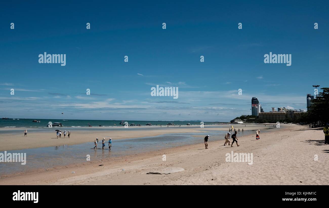 La gente camminare sulla sabbia della bassa marea la spiaggia di Pattaya Thailandia del sud-est asiatico Foto Stock