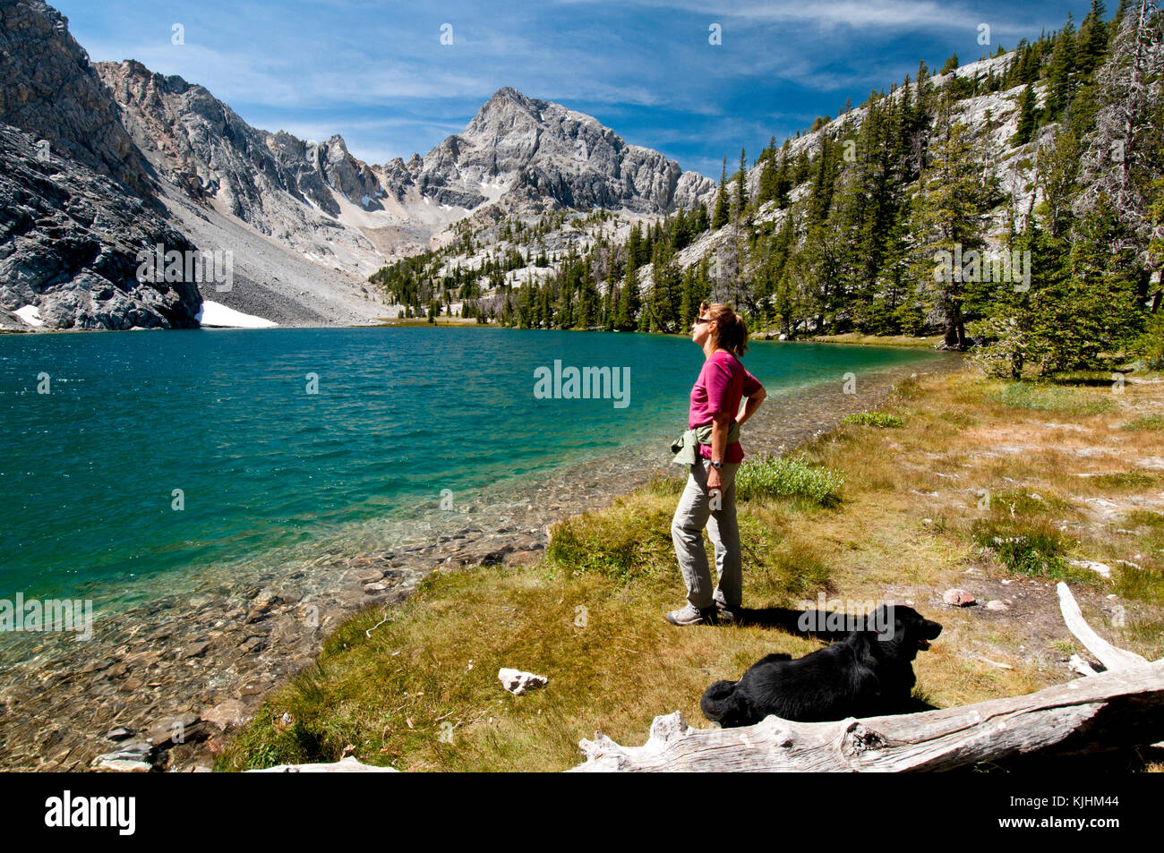 La donna gode di vista sul lago Merriam nel fiume perso gamma Idaho (MR) Foto Stock