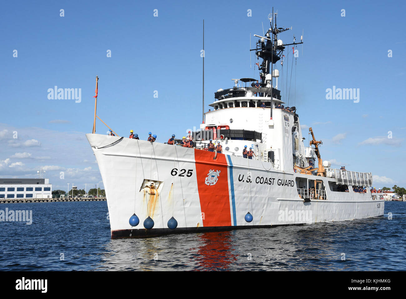 Il Guardacoste Venturous torna alla homeport a San Pietroburgo, Florida, nov. 13, 2017. La taglierina e il suo equipaggio sono stati accolti al loro molo dopo un 69-giorno patrol conducendo Hurricane Relief e le operazioni di polizia nel Mar dei Caraibi. (U.S. Coast Guard foto di Sottufficiali di seconda classe Ashley J. Johnson). Foto Stock