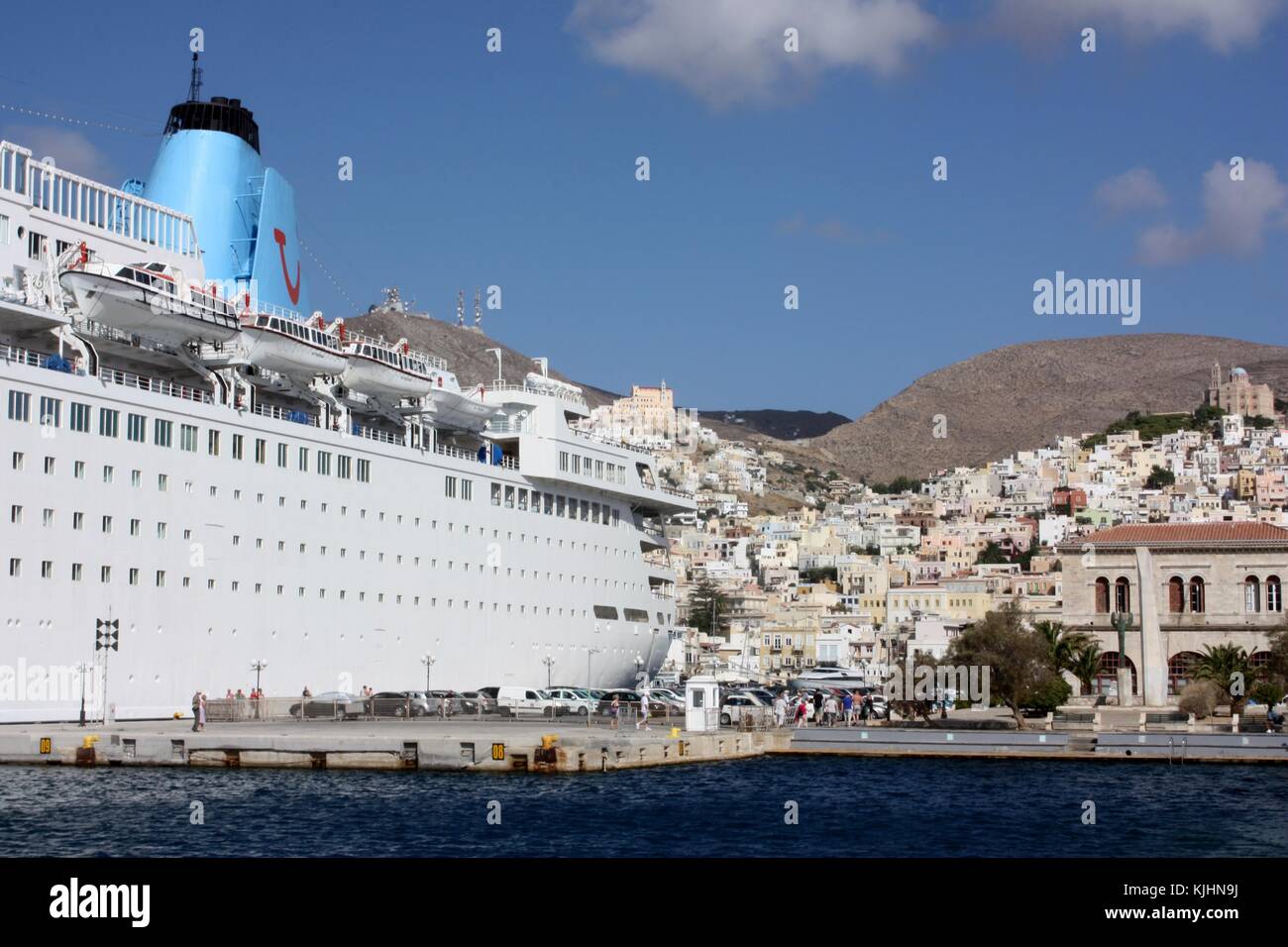 Una nave da crociera ormeggiata in Ermoupolis, SIROS, CICLADI Foto Stock