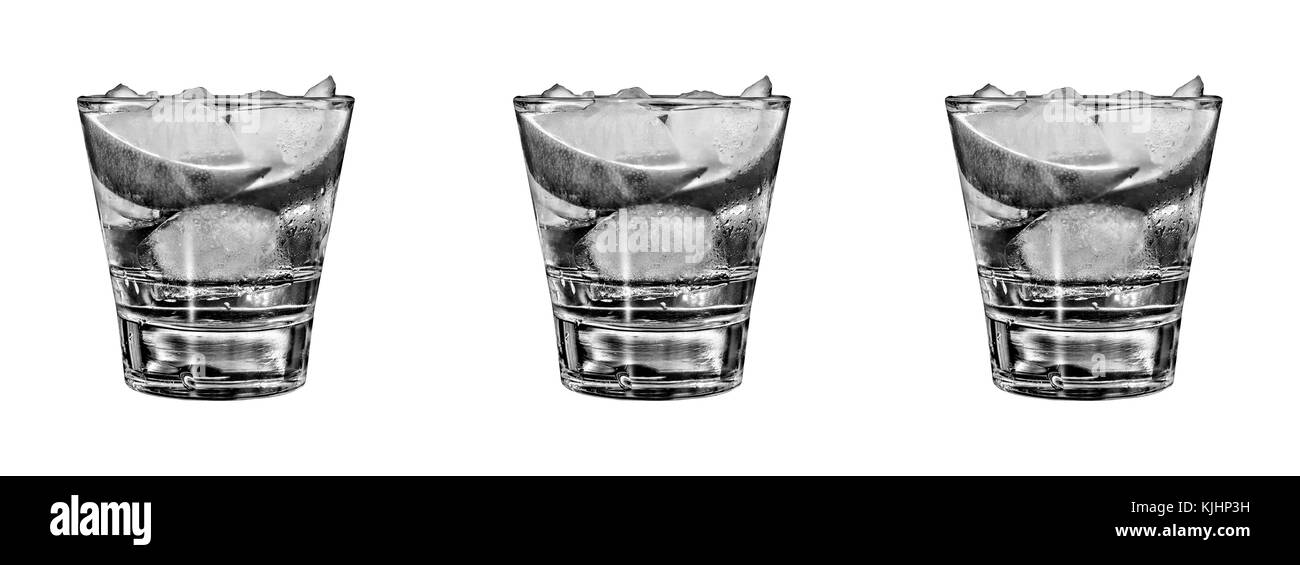 Colpi di tequila oro con fetta di lime in una riga isolata su bianco. isolato. close up Foto Stock